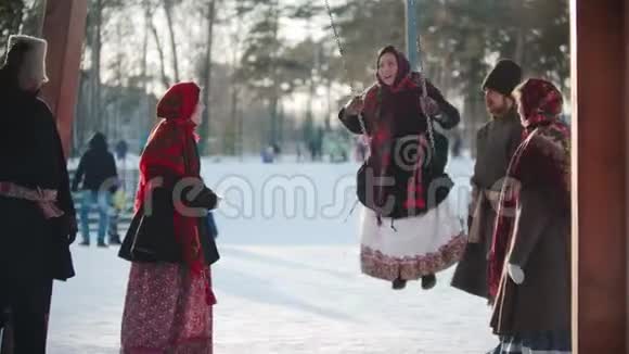 俄罗斯民间传说俄罗斯女孩荡秋千大家都在笑视频的预览图