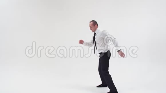 一个穿着衬衫和裤子的人跳着底部的休息一只手站在另一只腿上一位在办公室的舞者视频的预览图