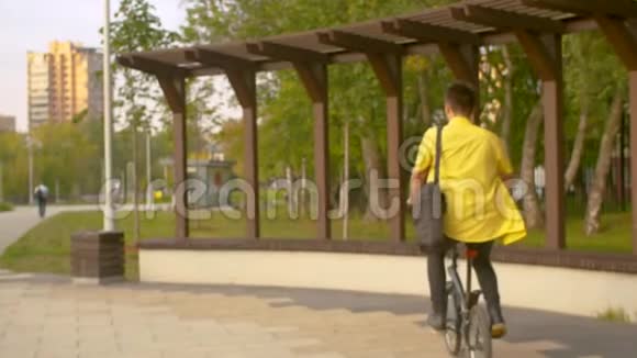 穿黄色衬衫的人在公园工作视频的预览图