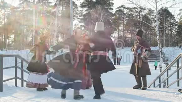 穿着俄罗斯民族服装的俄罗斯男女正在跳传统舞蹈视频的预览图