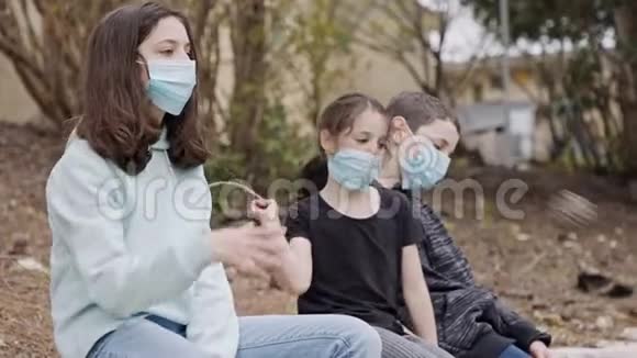 冠状病毒大流行孩子们戴着口罩避免传染坐着无聊视频的预览图