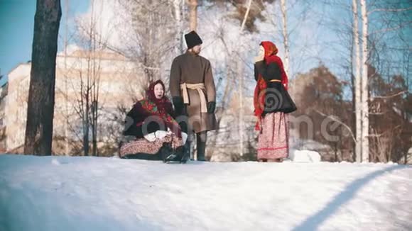 俄罗斯民间传说穿着传统服装的人把一个漂亮的女人从山上推下来视频的预览图