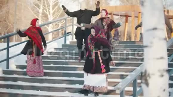 俄罗斯民间传说欢快的女人和男人在楼梯上的公园里跳舞视频的预览图
