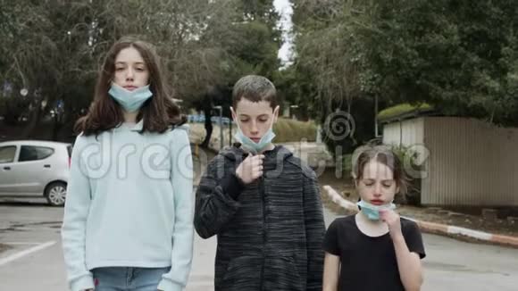冠状病毒大流行儿童戴口罩避免传染视频的预览图