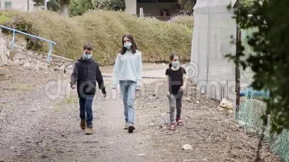 冠状病毒大流行儿童带着口罩在户外行走避免传染视频的预览图