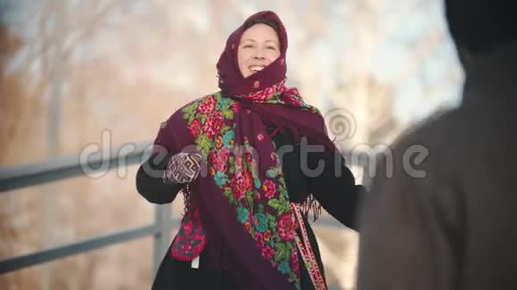 俄罗斯民间传说穿着漂亮围巾的快乐女人正在公园里跳舞视频的预览图