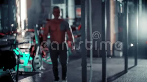 一个强壮的成人健美运动员肩膀上有纹身走路笔直看着镜头视频的预览图
