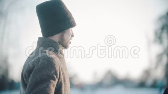 俄罗斯民俗穿着俄罗斯民俗服装的男人和女人在街上笑视频的预览图