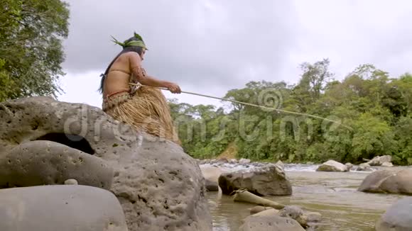 土著妇女捕鱼视频的预览图