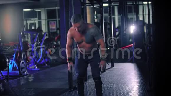 一个强壮的成年人肩膀上有纹身的健美运动员在做粗面罩运动视频的预览图