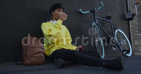 跨性别成人在街上喝咖啡视频的预览图