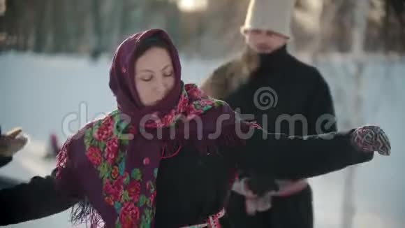 俄罗斯的传统一个穿着传统服装的女人在手风琴的音乐中欢快地跳舞视频的预览图