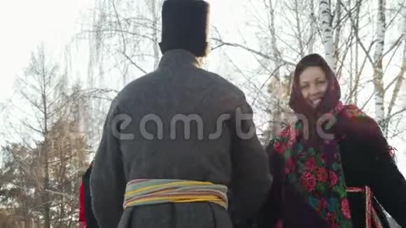 俄罗斯民间男子在冬季在女子圈里跳传统舞蹈视频的预览图