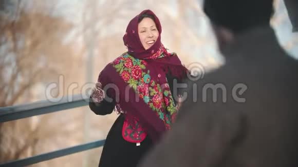 俄罗斯民间传说欢快的男女正在公园里跳舞视频的预览图