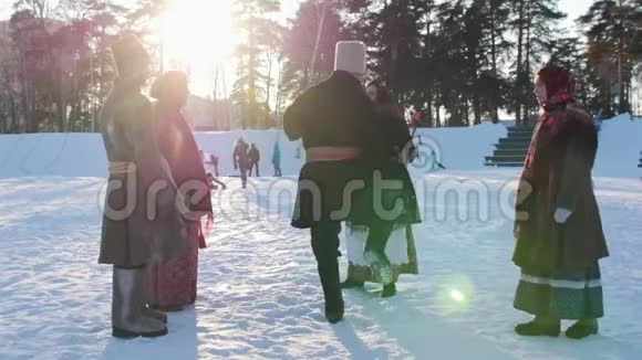 俄罗斯民间男子正在一个妇女圈里跳传统舞蹈视频的预览图