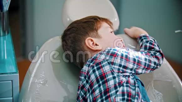 一个正在做牙齿的小男孩戴上安全罩视频的预览图