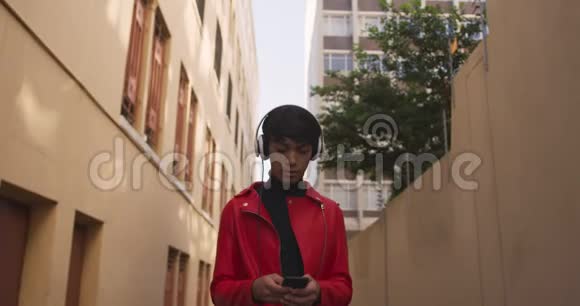 跨性别成人在街上听音乐视频的预览图