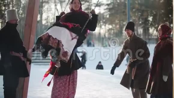 俄罗斯民间传说俄罗斯女孩在阳光明媚的日子里荡秋大家都在笑视频的预览图