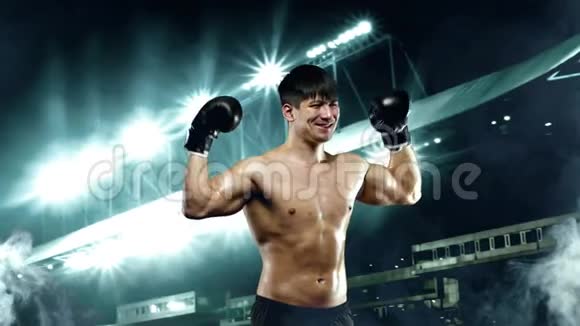 健身和拳击理念拳击手在拳击场上打拳或戴手套戴着灯光庆祝胜利视频的预览图