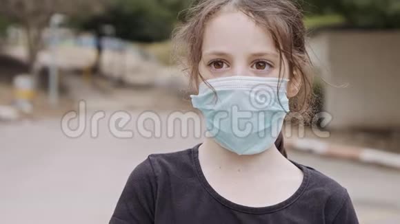 冠状病毒大流行于戴面罩的女孩脸上避免传染视频的预览图
