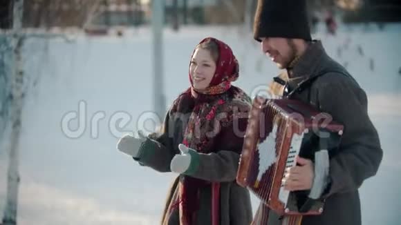 俄罗斯的传统一个穿着传统服装的漂亮女人在手风琴的音乐中欢快地跳舞视频的预览图