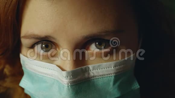 女性用绿色防毒面具闭上眼睛视频的预览图