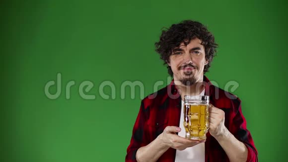 圣帕特里克节年轻的啤酒节男子提供大啤酒杯与饮料隔离在黄色背景慢动作视频的预览图