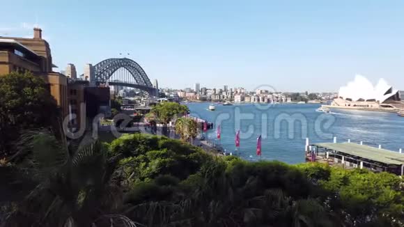 澳大利亚悉尼海港大桥和歌剧院的环形码头高架景观视频的预览图