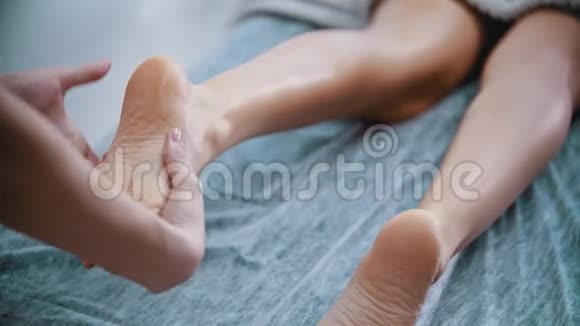 按摩按摩大师是用双手揉捏女人的脚视频的预览图