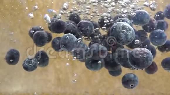 蓝莓沉到水里的慢动作视频视频的预览图