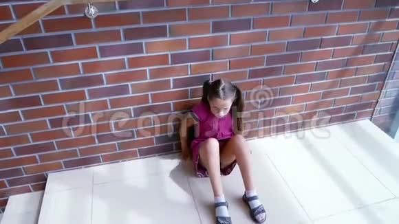 虐待儿童小女孩哭着坐在地上视频的预览图
