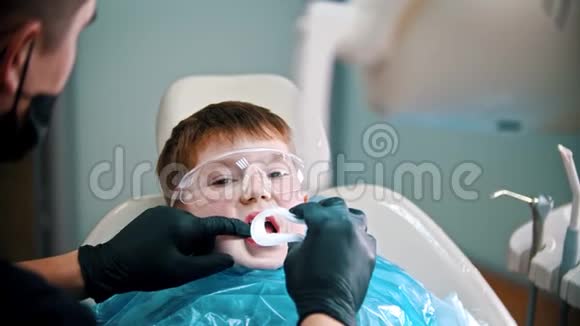 一个正在刷牙的小男孩戴上护嘴器视频的预览图