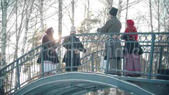 俄罗斯民间传说四男四女在桥上跳舞视频的预览图