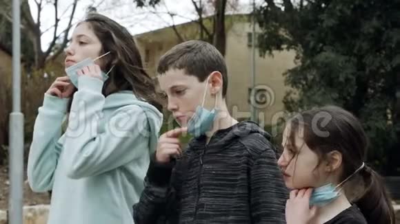 冠状病毒大流行儿童戴口罩避免传染视频的预览图