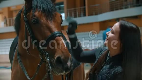 嬉皮士年轻的马妇站在她的马和微笑视频的预览图