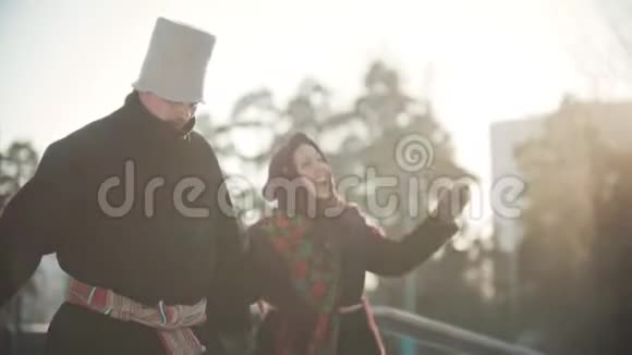 俄罗斯传统男人和女人跳舞玩得开心视频的预览图