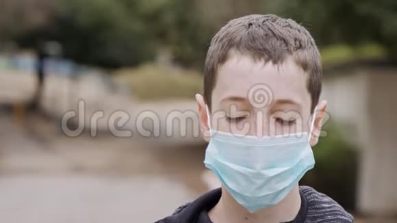 冠状病毒大流行在男孩脸上戴上口罩避免传染视频的预览图