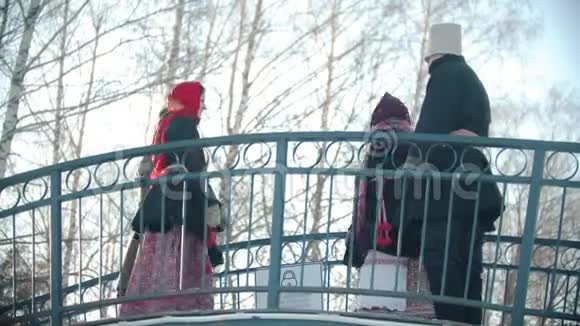 俄罗斯民间传说俄罗斯男女正在桥上跳舞视频的预览图