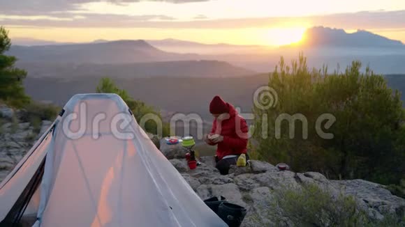 旅人在露营时煮咖啡视频的预览图