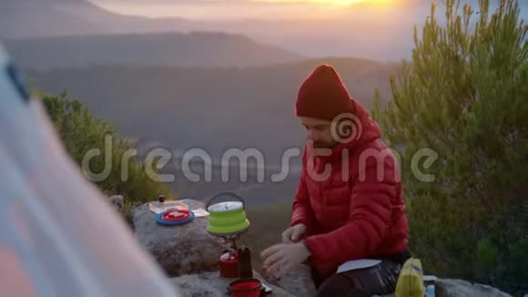旅人在露营时煮咖啡视频的预览图