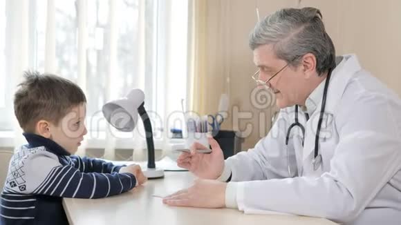 小男孩去医院看医生视频的预览图