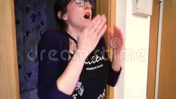 女人打喷嚏用卫生纸清洗鼻子视频的预览图
