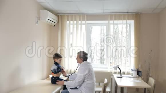 小儿科男用听诊器检查小儿心跳视频的预览图