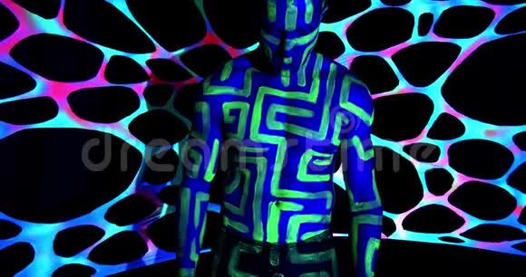 一个拥有紫外线身体艺术的人站在紫外线下呼吸急促视频的预览图