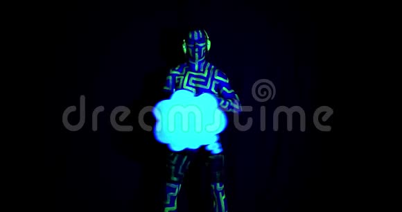一个肌肉发达的男人用漫画云跳舞的紫外线身体艺术视频的预览图