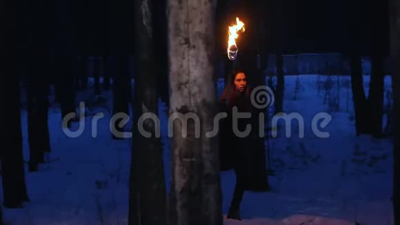 带着火炬走在户外的年轻女性视频的预览图