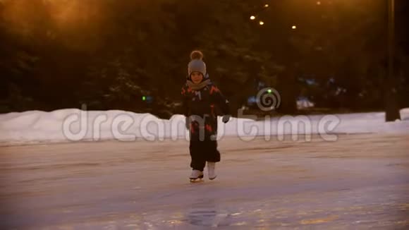 一个小孩在溜冰场上溜冰视频的预览图