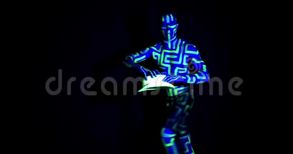 一个有着紫外线发光的绿色身体艺术的男人正在用帽子跳舞视频的预览图