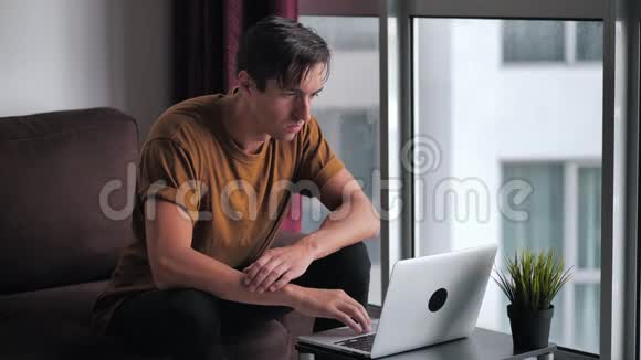 害怕男人对笔记本电脑屏幕上看到的坏消息感到不愉快的惊讶和震惊男人承受着压力视频的预览图