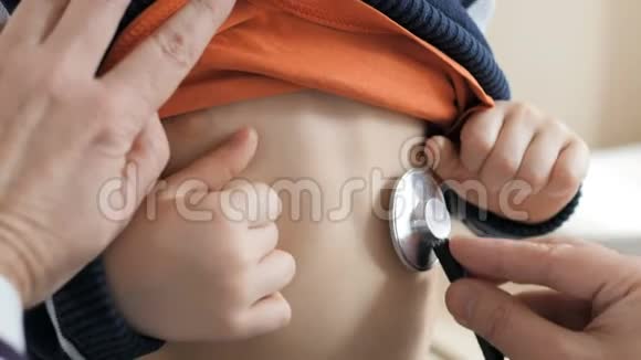 小儿科男用听诊器检查小儿心跳视频的预览图